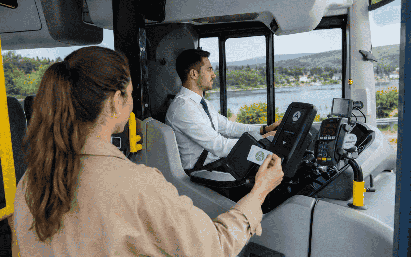 En bussjåfør som sitter bak rattet i en rutebuss